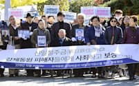 文在寅政権には韓国外交の一貫性が問われている（10月30日、ソウルの韓国最高裁前）=共同
