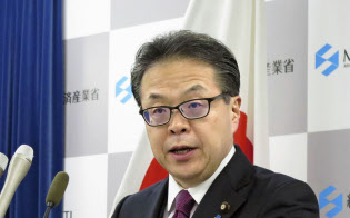 記者会見する世耕経産相(7日午前、経産省)=共同 記者会見する世耕経産相(7日午前、経産省)=共同