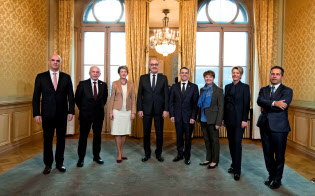 5日、新メンバーを迎えたスイス連邦会議メンバー7人と連邦事務局長=ロイター 5日、新メンバーを迎えたスイス連邦会議メンバー7人と連邦事務局長=ロイター