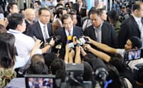 軍政や選管との会合後、報道陣の質問にこたえる政党関係者（7日、バンコク）