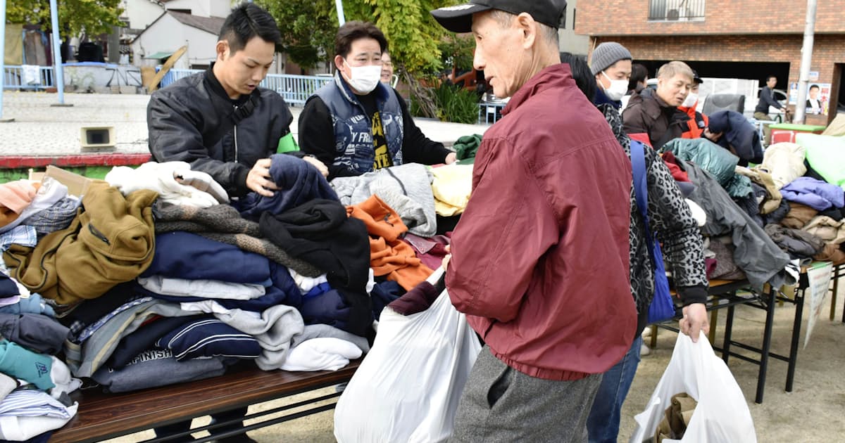 寒さに備えて衣類配る 大阪 西成 あいりん地区 日本経済新聞 寒さに備えて衣類配る 大阪 西成 あいりん地区 日本経済新聞
