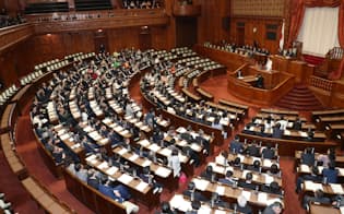 安倍首相への問責決議案が提出された参院本会議（7日夜）