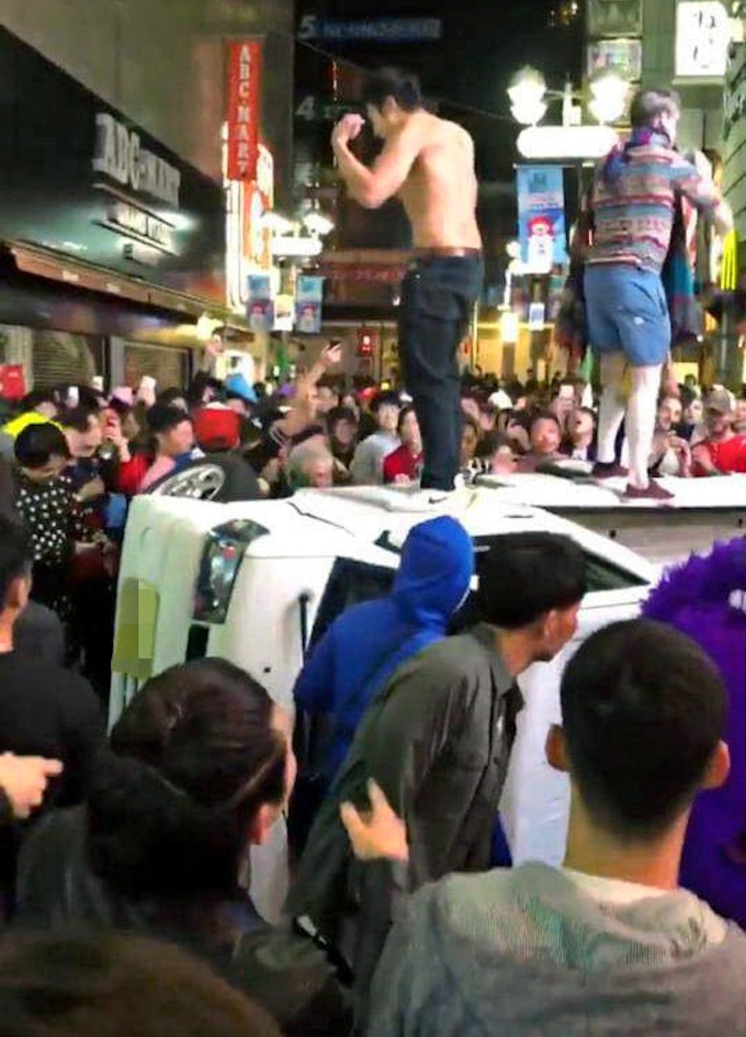 軽トラ横転 カメラが見ていた ハロウィーンの渋谷 日本経済新聞 軽トラ横転 カメラが見ていた ハロウィーンの渋谷 日本経済新聞