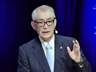 ストックホルムのカロリンスカ研究所で記念講演をする本庶佑・京都大特別教授=7日(共同) ストックホルムのカロリンスカ研究所で記念講演をする本庶佑・京都大特別教授=7日(共同)