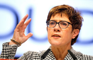 CDU新党首に決まったクランプカレンバウアー氏=ロイター CDU新党首に決まったクランプカレンバウアー氏=ロイター