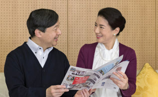高校野球の記録集を眺めながら会話する皇太子ご夫妻(12月4日、東京・元赤坂の東宮御所)=宮内庁提供 高校野球の記録集を眺めながら会話する皇太子ご夫妻(12月4日、東京・元赤坂の東宮御所)=宮内庁提供