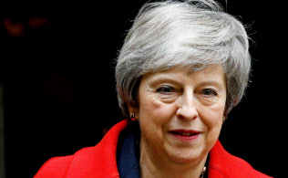 メイ英首相は与党議員からも激しい非難を浴びる異常事態に陥っている=ロイター メイ英首相は与党議員からも激しい非難を浴びる異常事態に陥っている=ロイター