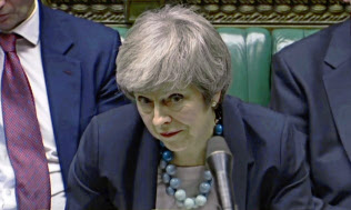 EU離脱案の議会採決延期を表明するメイ英首相(10日、ロンドン)=AP EU離脱案の議会採決延期を表明するメイ英首相(10日、ロンドン)=AP