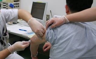 風疹の予防接種を受ける男性