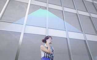 ガラスアンテナはビルの窓ガラスに内側に設置して電波を送受信する（写真はイメージ）