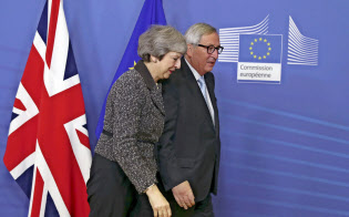 メイ英首相(左)を迎えるユンケル欧州委員長(右)(11日、ブリュッセル)=AP メイ英首相(左)を迎えるユンケル欧州委員長(右)(11日、ブリュッセル)=AP