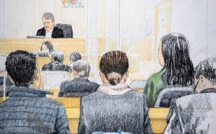 裁判所に出廷したファーウェイの孟晩舟・副会長兼CFO(右から2人目)=Jane Wolsak/カナディアンプレス提供・AP 裁判所に出廷したファーウェイの孟晩舟・副会長兼CFO(右から2人目)=Jane Wolsak/カナディアンプレス提供・AP