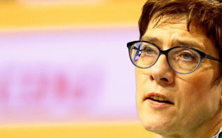 8日、キリスト教民主同盟党大会最終日に演説するクランプカレンバウアー氏=ロイター 8日、キリスト教民主同盟党大会最終日に演説するクランプカレンバウアー氏=ロイター