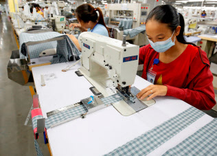 中国からの生産シフトの動きが加速しそうだ(ベトナムの衣料品の生産拠点)=ロイター 中国からの生産シフトの動きが加速しそうだ(ベトナムの衣料品の生産拠点)=ロイター