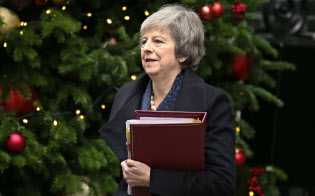 12日、議会に向かうメイ英首相=AP
12日、議会に向かうメイ英首相=AP