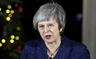 続投が決まり、英首相官邸前で演説するメイ首相(12日)=AP 続投が決まり、英首相官邸前で演説するメイ首相(12日)=AP