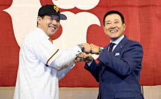 巨人の入団記者会見で原辰徳監督(右)とグータッチをする炭谷銀仁朗捕手=共同 巨人の入団記者会見で原辰徳監督(右)とグータッチをする炭谷銀仁朗捕手=共同