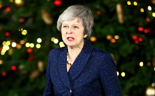 メイ英首相は続投を認められたが、厳しい状況は変わらない=ロイター メイ英首相は続投を認められたが、厳しい状況は変わらない=ロイター