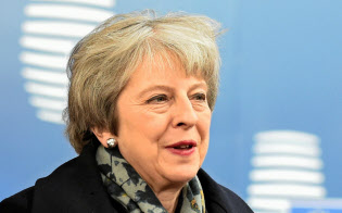 メイ英首相はEU首脳会議で加盟国に協力を求める(13日、ブリュッセル)=ロイター メイ英首相はEU首脳会議で加盟国に協力を求める(13日、ブリュッセル)=ロイター
