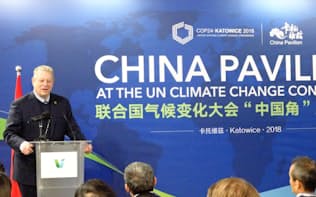 中国のイベントで講演するゴア元米副大統領