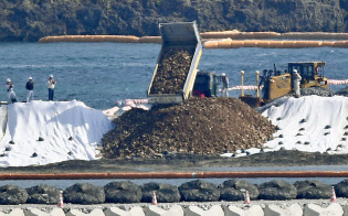 辺野古沿岸部に次々と投入される埋め立て用土砂(14日、沖縄県名護市)=共同 辺野古沿岸部に次々と投入される埋め立て用土砂(14日、沖縄県名護市)=共同