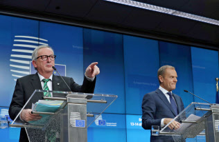 記者会見するEUのユンケル欧州委員長(左)とトゥスク大統領(右)(13日、ブリュッセル)=ロイター通信 記者会見するEUのユンケル欧州委員長(左)とトゥスク大統領(右)(13日、ブリュッセル)=ロイター通信