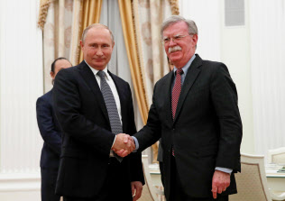 10月23日、モスクワで会談し、握手をするロシアのプーチン大統領(左)と米国のボルトン大統領補佐官(ロイター=共同) 10月23日、モスクワで会談し、握手をするロシアのプーチン大統領(左)と米国のボルトン大統領補佐官(ロイター=共同)