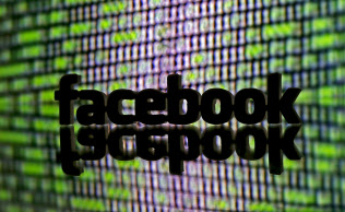 個人情報を巡るフェイスブックの不祥事は終わりが見えない=ロイター 個人情報を巡るフェイスブックの不祥事は終わりが見えない=ロイター