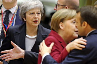 メイ英首相(左)の要求をメルケル独首相(中)、マクロン仏大統領(右)は拒んだ=AP メイ英首相(左)の要求をメルケル独首相(中)、マクロン仏大統領(右)は拒んだ=AP