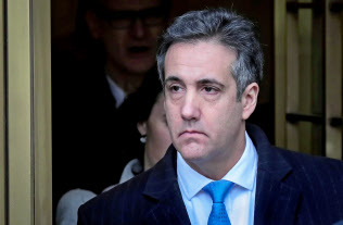 コーエン被告は、口止め料の支払いは大統領選への悪影響を避ける目的だったと主張した(12日、ニューヨーク)=ロイター コーエン被告は、口止め料の支払いは大統領選への悪影響を避ける目的だったと主張した(12日、ニューヨーク)=ロイター