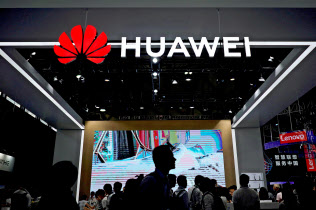 スプリントとTモバイルはファーウェイ製品を排除する(中国・上海で開かれた見本市)=ロイター スプリントとTモバイルはファーウェイ製品を排除する(中国・上海で開かれた見本市)=ロイター