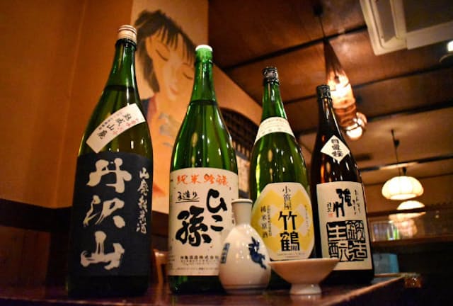 温めるとうま味が増して「燗上がり」する日本酒は多い（東京都千代田区の神田新八本店で）