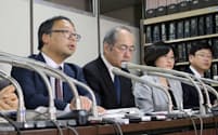 提訴後に記者会見する消費者機構日本の役員ら（17日、東京都内）