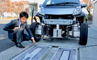 東京大学のグループは道路に埋め込んだコイルから走行中のEVに電力を供給する実験を進める（東京大学柏キャンパス）