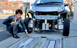 東京大学のグループは道路に埋め込んだコイルから走行中のEVに電力を供給する実験を進める（東京大学柏キャンパス）