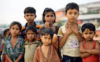 隣国に逃れたロヒンギャの子供たちは難民キャンプの劣悪な環境下で暮らす（バングラデシュのコックスバザール）=ロイター