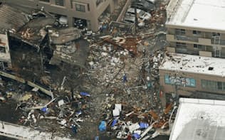 爆発のあった札幌市豊平区の現場（17日、共同通信社ヘリから）=共同