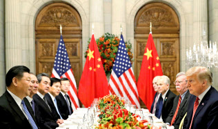 米中両首脳は90日間の協議で解決策を見いだせなければ米国が関税を引き上げることで合意した(1日、ブエノスアイレス)=ロイター 米中両首脳は90日間の協議で解決策を見いだせなければ米国が関税を引き上げることで合意した(1日、ブエノスアイレス)=ロイター
