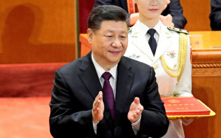 改革開放40年の記念式典で演説した中国の習近平国家主席=ロイター 改革開放40年の記念式典で演説した中国の習近平国家主席=ロイター