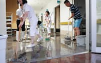 浸水した病院から水をかき出す職員ら（9月4日、大阪市住之江区の咲洲病院）