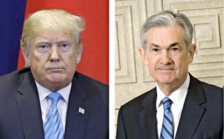 トランプ米大統領(左)とパウエルFRB議長=AP トランプ米大統領(左)とパウエルFRB議長=AP
