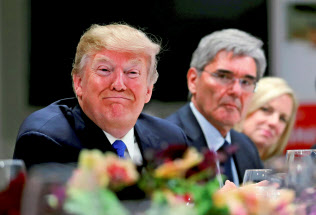 今年1月、ダボス会議で企業経営者らと会食するトランプ米大統領(スイス・ダボス)=ロイター 今年1月、ダボス会議で企業経営者らと会食するトランプ米大統領(スイス・ダボス)=ロイター