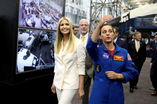 米ヒューストンにあるジョンソン宇宙センターを視察するイバンカ大統領補佐官(左)=ロイター 米ヒューストンにあるジョンソン宇宙センターを視察するイバンカ大統領補佐官(左)=ロイター
