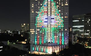 グランドプリンスホテル赤坂に点灯するクリスマスツリーのイルミネーション（2010年11月、東京都千代田区）