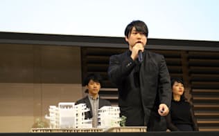 パビリオン構想について説明するWAKAZOのメンバーら（11月、大阪市内）