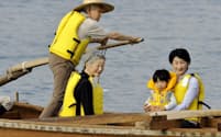 皇后さま、秋篠宮妃紀子さま、悠仁さまを乗せ和船をこぐ天皇陛下（2009年9月14日、神奈川県葉山町）