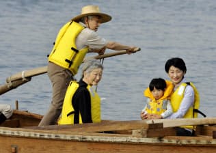 皇后さま、秋篠宮妃紀子さま、悠仁さまを乗せ和船をこぐ天皇陛下（2009年９月14日、神奈川県葉山町）