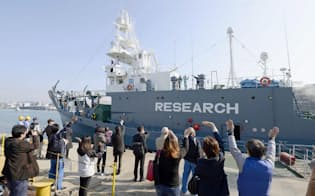 南極海に向け出港する調査捕鯨船「勇新丸」=2015年12月、山口県の下関港