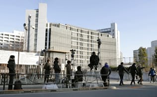 日産自動車のケリー役員らが勾留されている東京拘置所前に集まった報道陣（21日午前、東京・小菅）=共同