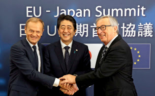 安倍晋三首相とトゥスクEU大統領(左)とユンケル欧州委員長(右)=ロイター 安倍晋三首相とトゥスクEU大統領(左)とユンケル欧州委員長(右)=ロイター